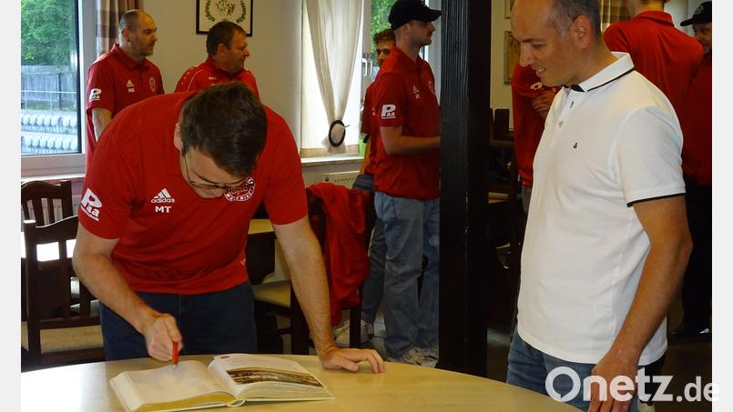 Nach ihrem Aufstieg in die Kreisliga durften sich die Fußballer der DJK Dürnsricht-Wolfring in das Goldene Buch der Gemeinde Fensterbach eintragen. Eingeladen dazu hatte sie Zweiter Bürgermeister Florian Adam (rechts). Bild: Houschka