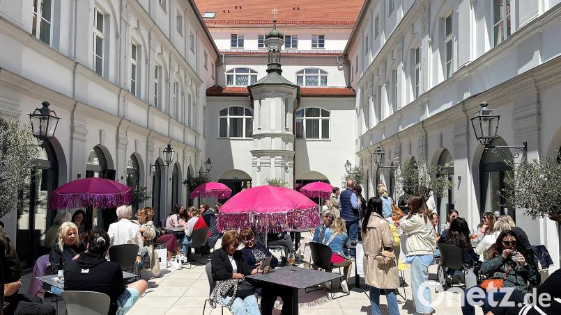 Drinnen und draußen aufgestellte Tischchen und Sitzgelegenheiten boten die Gelegenheit, eine kurze Pause einzulegen und sich für die nächsten Räume und Angebote zu stärken. Bild: Susanne Schwab