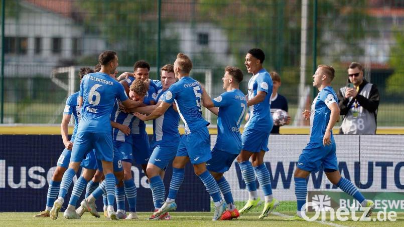 Die Spieler des FV Illertissen bejubeln das Siegtor im bayerischen Pokalfinale. Bild: Heiko Becker/BFV