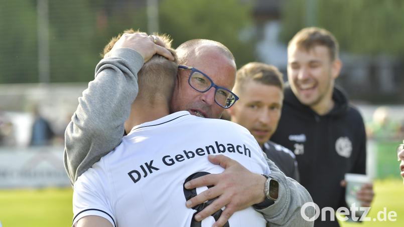 Gebenbachs Trainer Markus Kipry (mit Brille) herzt Dominik Haller. Bild: Hubert Ziegler