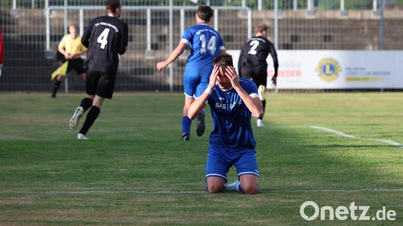 Benjamin Werner kniet beim 2:2 im Hinspiel verzweifelt auf dem Boden: Die SpVgg SV Weiden II verliert das Rückspiel beim TV Parsberg im Elfmeterschießen und ist aus der Landesliga-Relegation ausgeschieden. Archivbild: Dieter Jäschke