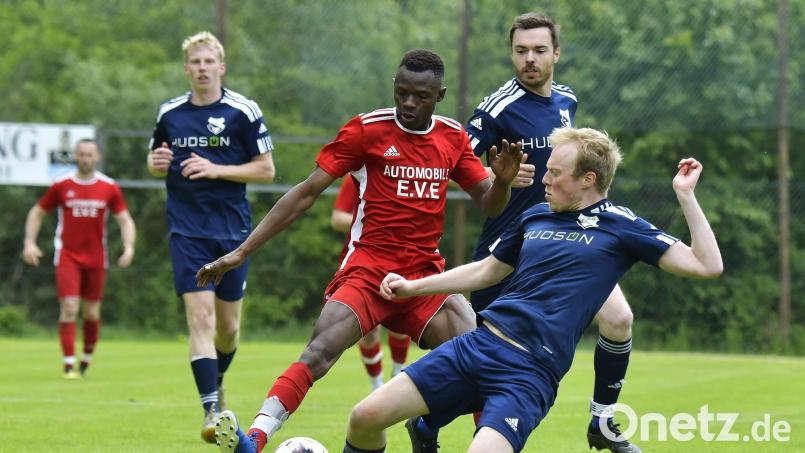 Johannes Vetter (rechts), hier im Tackling im Relegationsspiel gegen Inter Bergsteig Amberg II, erzielte beim 1:0-Sieg über den TSV Kastl das Tor des Tages. Archivbild: Hubert Ziegler