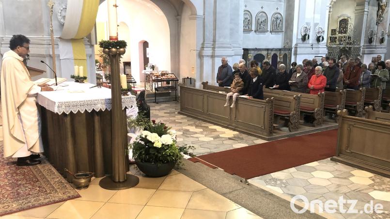 Das Ritafest lockt viele Gläubige in die Kirche. Vor allem Frauen mit dem Namen der Heiligen sind zu der Feier in die Wallfahrtskirche von Fuchsmühl gekommen. Bild: wro
