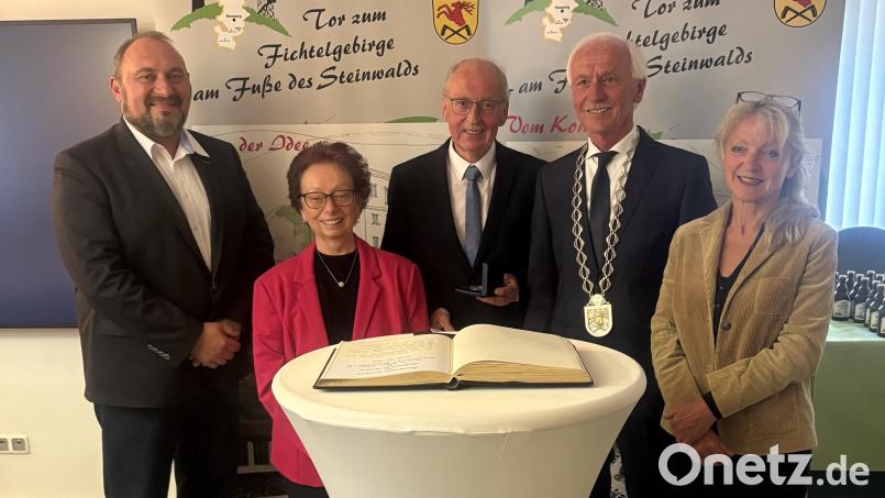 Verleihung der Bürgermedaille von Neusorg an Günther Fütter (von links): 2. Bürgermeister Oliver Becher, Marianne Fütterer, Günther Fütterer, Bürgermeister Peter König und 3. Bürgermeisterin Erni Bühl. Bild: exa
