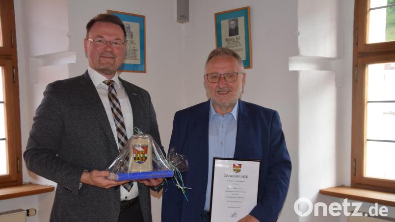 Bürgermeister Florian Junkes ehrte Johann Seitz (rechts) für 35 Jahre als Mitglied des Marktgemeinderates. Er ist 3. Bürgermeister seiner Heimatgemeinde und Alters-Präsident des Gremiums. Bild: Paul Böhm [bö] (PAUL.JOSEF.BOEHM@T-ONLINE.DE)
