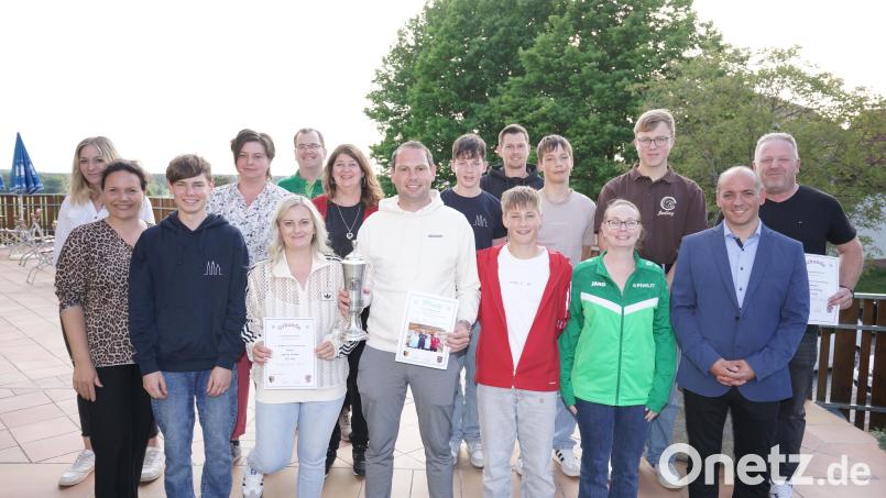 Vorstand Markus Schleicher (6. von links) und 2. Bürgermeister Florian Adam (2. von rechts) gratulierten den Vertretern der erfolgreichen Mannschaften zu ihren Erfolgen sowie den besten Einzelkeglern Sabrina Winkler (5. von links) und Thomas Wifling (1 von rechts). Bild: nib