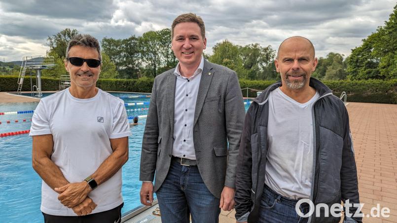 Peter Käsz, Bürgermeister Benjamin Boml und Andreas Hanka (von links) zeigten sich erfreut, dass trotz grauer Wolken und kühler Temperaturen gleich nach der Eröffnung die ersten Gäste ins Nittenauer Freibad kamen. Bild: Alexandra Oppitz
