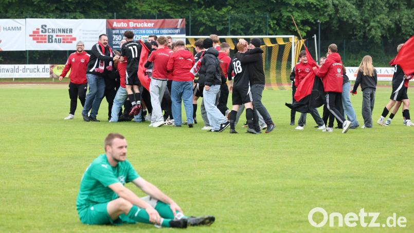 Die Fans des SC Kirchenthumbach bejubeln den Klassenerhalt, vorne sitzt ein Spieler des FC Weiden-Ost frustriert am Boden. Bild: Dieter Jäschke
