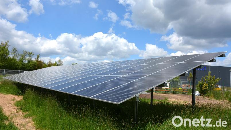 Auf einer Fläche von 2,9 Hektar entstand an der Straße nach Oberteich der „Sonnenpark Hüblteich“, der jährlich bis zu 2,8 Millionen Kilowattstunden umweltfreundlichen Strom erzeugen wird. In Kürze wird die Anlage den erzeugten Strom ins Netz des Bayernwerks einspeisen. Bild: jr