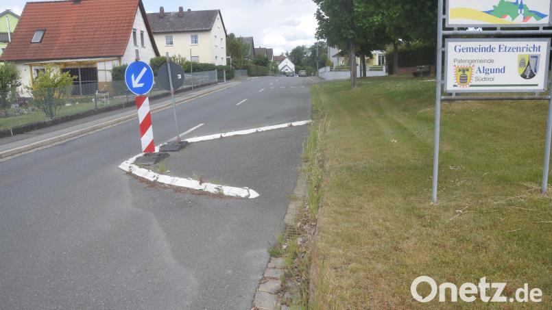 Die sogenannte Verschwenkungsinsel zur Geschwindigkeitsreduzierung an der Einfahrt nach Etzenricht aus Richtung Weiherhammer soll mit einem zwei Meter großem Pflanztrog mit Blumen noch deutlicher gemacht werden. Bild: fz