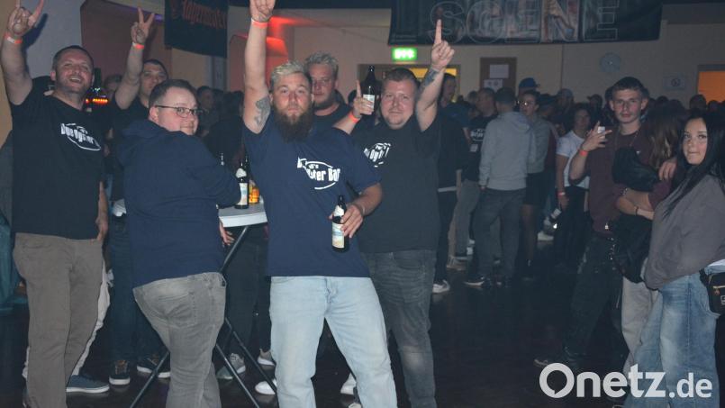 Prächtige Stimmung herrscht am Freitagabend in der Stadthalle, als fünf DJs den Besuchern musikalisch einheizen. Bild: jr