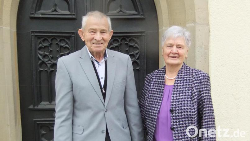 Das Jubelpaar Josef und Marianne Boßle an der Kirchentüre von St. Nikolaus in Pittersberg. Bild: gm