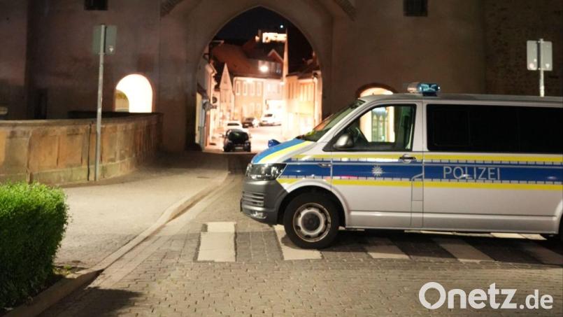 Ein Polizeifahrzeug steht während des Großeinsatzes quer vor dem Nabburger Tor in Amberg. Bild: Jürgen Bauer