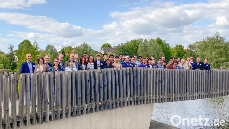Die Verantwortlichen und Gäste des Fachkräftezentrums Nordoberpfalz auf der Fischhofbrücke Tirschenreuth. Bild: Anton Kunz/Landratsamt Tirschenreuth