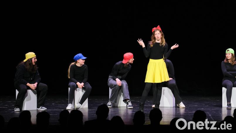 Nach anfänglicher Begeisterung für das schöne Schneewittchen beginnt es schon bald zu kriseln - und die Zwerge wollen die junge Frau wieder loswerden: &quot;Schneewittchen muss weg&quot; lautet das Motto der Schultheateraufführung am Erasmus-Gymnasium am 28. und 30. Mai im Erasmus-Gymnasium in Amberg. Bild: Peter Ringeisen
