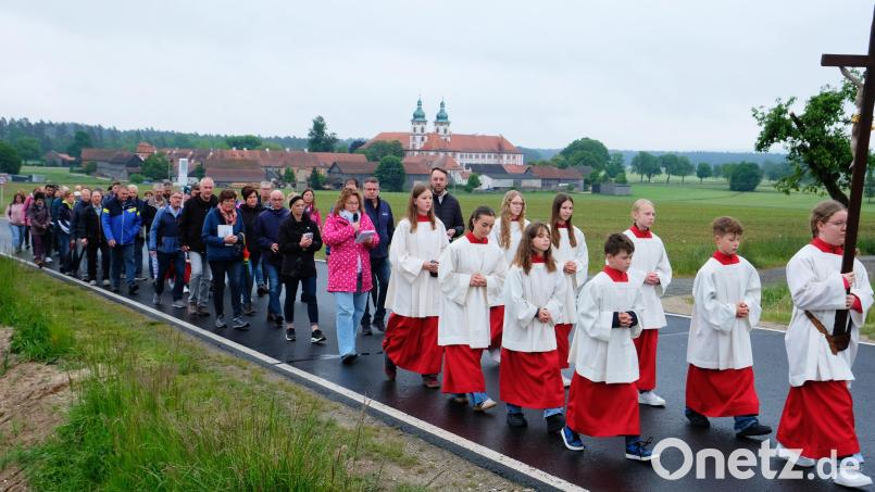 Die Feierlichkeiten in Münchsreuth begannen mit Sternbittgängen aus dem gesamten Pfarreienbereich Speinshart. Unser Bild zeigt die Pilgergruppe aus Speinshart auf dem Weg nach Münchsreuth. Bild: do