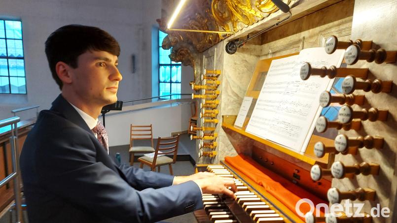 Regionalkantor Florian Schuster beim Konzert an der Eisenbarth-Orgel. Bild: lg