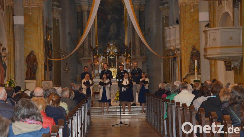 Das vor zwei Jahren gegründete Ensemble &quot;Voices&quot; gestaltete eine konzertante Marienandacht in der katholischen Stadtpfarrkirche. Bild: dob