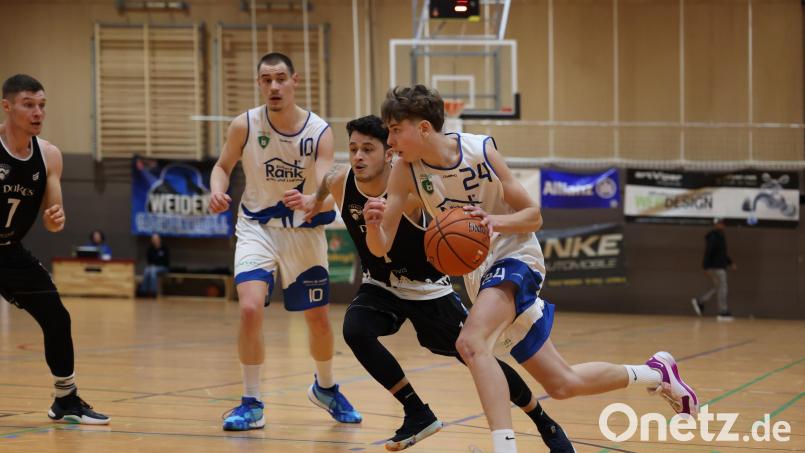 Yannik Zupfer (rechts) spielte auch in dieser Saison als Jugendlicher in der Bayernliga-Mannschaft der SEC-Baskets Weiden. Bild: Dieter Jäschke