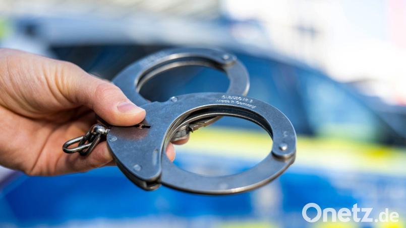 Pressebericht der Verkehrspolizeiinspektion Amberg: Flucht vor Polizeikontrolle auf A 6, Fahrer festgenommen Symbolbild David Inderlied/dpa
