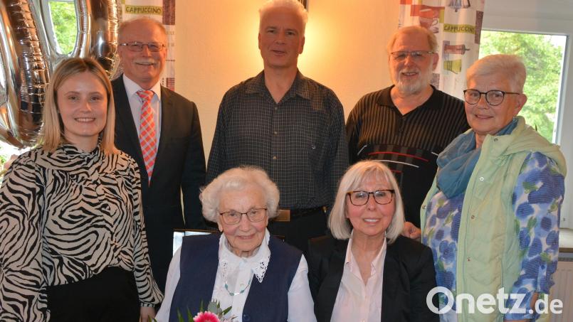 Ihren 100. Geburtstag feierte am Sonntag Johanna Sandvoß (links sitzend) im Café des Gästehaus Schwan. Mit im Bild Nichte Waltraut, die dazu eigens aus Wuppertal angereist kam. Im Hintergrund die weiteren Gratulanten (von links): Einrichtungsleiterin Theresa Popp, Bürgermeister Max Bindl, Seniorenseelsorger Pater Irenäus Goor, Pfarrseelsorger Pater Benedikt Leitmayr und Nachbarin Sigrid Schwan, die sich auch persönlich um die Jubilarin kümmert. Bild: jr