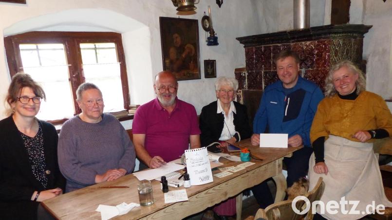 Beim Museumsfest im Heimatmuseum Kastl stand diesmal die Kunst der &quot;Schönschrift&quot; im Vordergrund. Von links: Franziska Lehmann, Regina Eichenseer, Peter Beier, Birgitta Englhard, Stefan Braun und Annemarie Weiß. Bild: jp