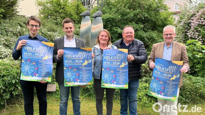 Von links: Dominik Fischer (Sachgebietsleiter Ordnungswesen), Stefan Schamberger (Leiter des Amtes Öffentliche Sicherheit, Ordnung und Personal), Ulrike Sachs (Uebel &amp; Sachs Volksfestunternehmen), Josef Böckl (Festbetriebe Böckl) und Oberbürgermeister Andreas Feller freuen sich auf das 85. Schwandorfer Volksfest. Bild: Andreas Hofmeister