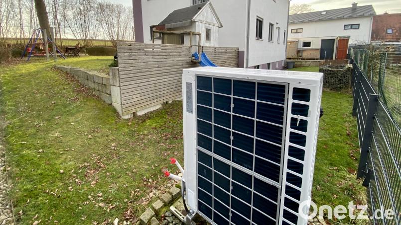 Im Garten eines Hauses steht eine Wärmepumpe. Archivbild: upl