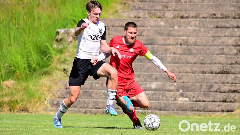 1. Relegationsspiel zwischen dem ATV Höchstädt und der SpVgg Wiesau: Fabian Höfer (re.) traf in der Schlussphase doppelt zur Entscheidung für die SpVgg Wiesau. Bild: Schrems, Thomas