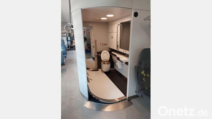 Im Regionalexpress von Nürnberg nach Regensburg randalieren Jugendliche und zerstören eine Toilettentür. Bild Bundespolizei