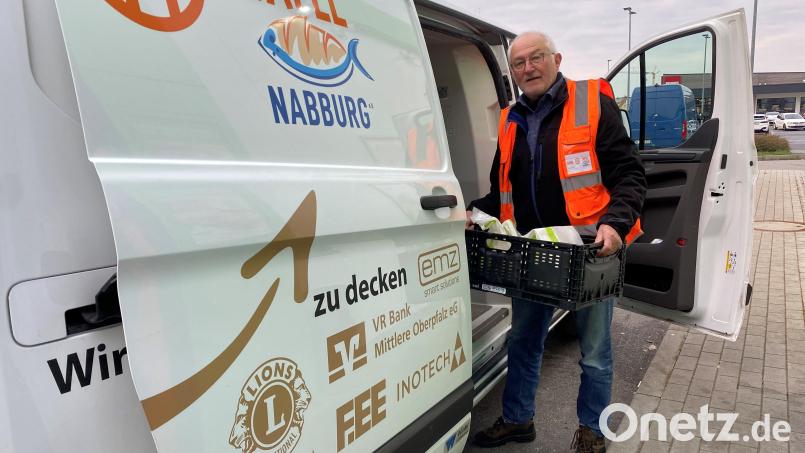 Marin Kräuter lädt einen halben Tag die Körbe in den Kühltransporter und stapelt sie. Das geht ganz schön auf den Rücken. Bild: Völkl