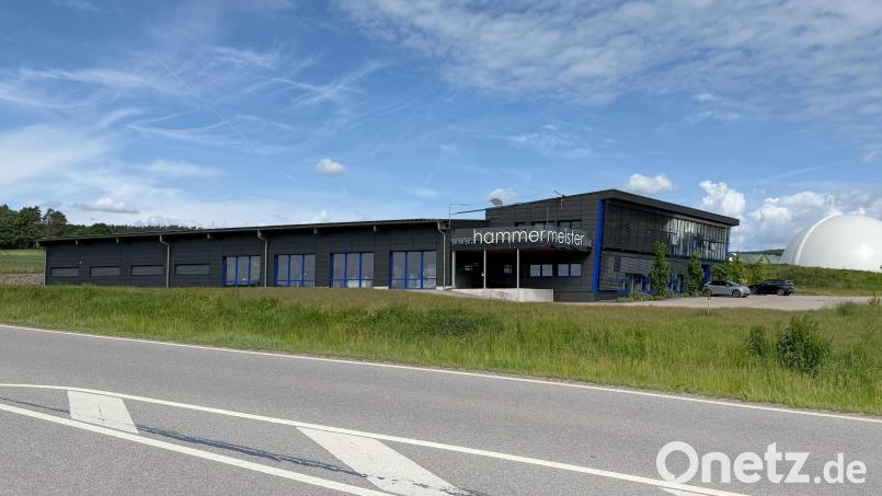 Die Hammermeister GmbH in Gebenbach hatte bereits Anfang März 2025 Insolvenz angemeldet. Nun ist die Gewerbehalle auf Ebay zu finden. Bild: Petra Hartl