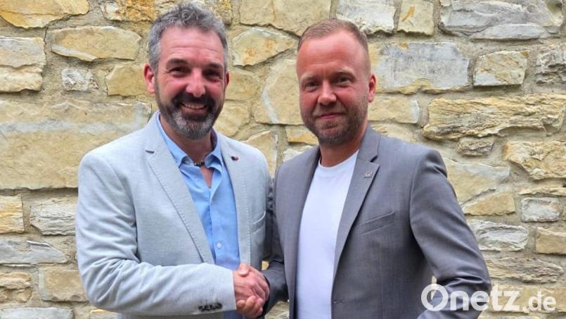 MdL Bernhard Heinisch (rechts) hat der Schwend-Poppberg-Gruppe die Mitteilung vom Umweltministerium für die Auszahlung drei Förderbescheide überbracht - insgesamt knapp 1,2 Millionen Euro werden fließen, freut sich Verbandsvorsitzenmder Elmar Halk. Bild: ge