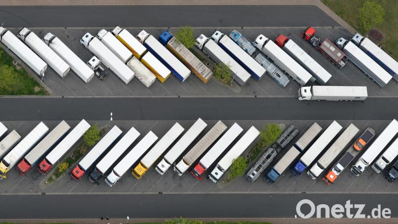 Ein voll besetzter Lkw-Parkplatz aus der Vogelperspektive. Enge, überbelegte Rastplätze spielen Planenschlitzern in die Hände. Symbolbild: Ralf Hirschberger/dpa-Zentralbild
