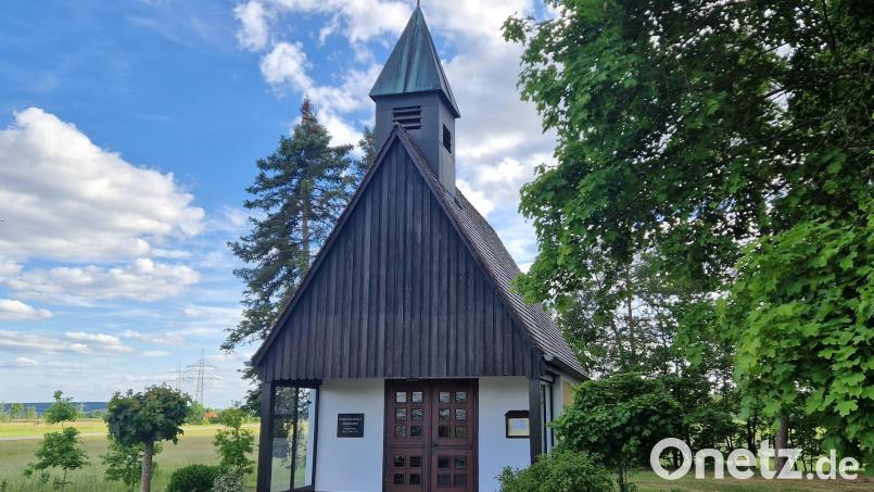 Die Marienkapelle am Ortsrand von Irrenlohe, seit 50 Jahren idyllisch gelegen, lädt am Donnerstag zum Festtag ein. Bild: mab