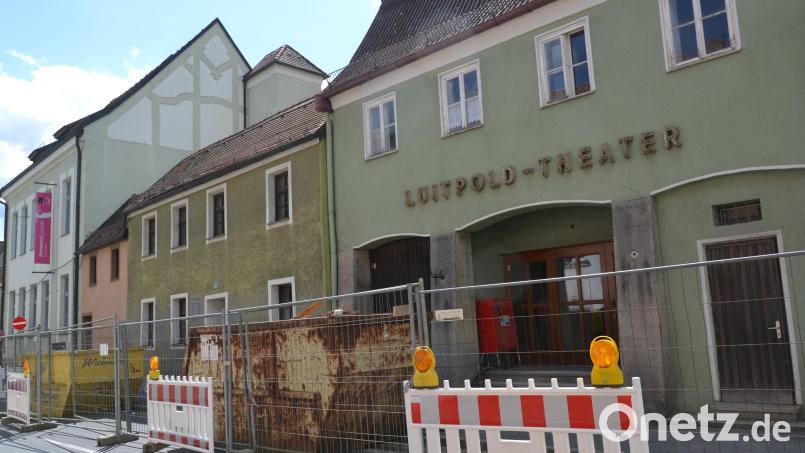 Aus dem ehemaligen Luitpold-Theater an der Kreuzung Dammstraße, Regensburger Straße und Luitpoldplatz soll bis Ende 2027 eine multifunktionale Kultur- und Veranstaltungsstätte werden. Nun haben die Umbaumaßnahmen begonnen. Bild: Thorsten Schreiber