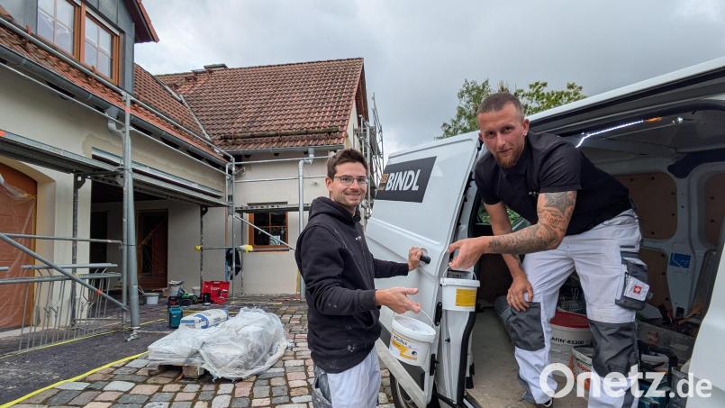 Malermeister Daniel Bindl (rechts) zusammen mit seinem Gesellen Florian Meierhöfer auf der Baustelle in Falkenberg. Bild: pz