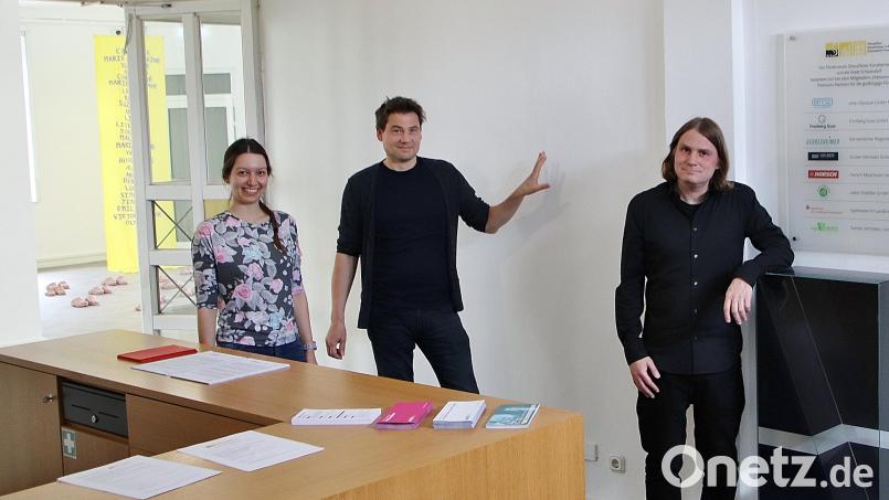 Jürgen Dehm, seit drei Jahren Leiter des Oberpfälzer Künstlerhauses (rechts), und Jakob Neidl vom Hochbauamt der Stadt Schwandorf erläutern mit Daniela Siegl, der kaufmännischen Sachbearbeiterin im Künstlerhaus, den Einbau eines Aufzugs ins Gebäude. Neidl zeigt die Stelle in der Wand, wo die Aufzugstüre im Eingangsbereich sein wird. Bild: Thomas Dobler