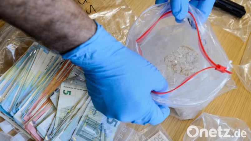 Ein Ermittler präsentiert sichergestelltes Methamphetamin, auch bekannt als Crystal. Vor dem Landgericht Amberg musste sich am Montag ein 23-Jähriger verantworten, weil er mit dieser Droge gedealt haben soll. Symbolbild: Jens Schlueter /dpa