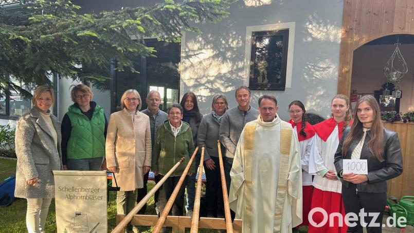 Christa Wildenauer (Fünfte von links) überreichte im Beisein der Gesangsgruppe TriAngel, den Schellenberger Alphornbläsern und Dekan Alexander Hösl 1000 Euro an die Vohenstraußer Ministranten. Bild: fvo