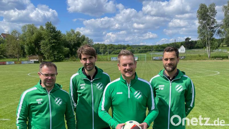 Die Verantwortlichen (von links) um Bernhard Lindner, Martin Lehner, und Fabian Wudy freuen sich Lukas Emmerich (mit Ball) als Cheftrainer beim SV Kohlberg-Röthenbach begrüßen zu dürfen. Bild: SV Kohlberg-Röthenbach