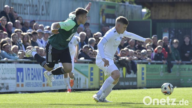 Auch beim Spiel gegen die SpVgg Unterhaching II am Mittwoch sollten Fabian Vogl (rechts) und seine Teamkollegen von der DJK Gebenbach immer einen Schritt schneller sein als der Gegner. Bild: Hubert Ziegler