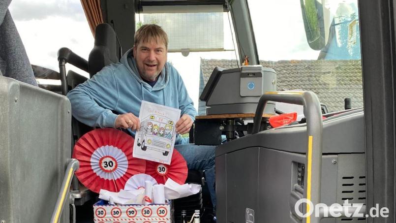 Seit 30 Jahren ist Gerhard Schmidkonz als Busfahrer tätig. Kinder, die er regelmäßig befördert, und deren Eltern haben ihn zum Jubiläum mit zahlreichen Geschenken überrascht. Dazu zählen auch selbst gemalte Bilder. Bild: Tanja Beer/exb