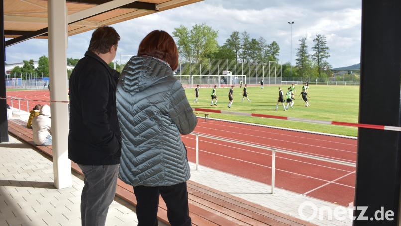 Der neue Naturrasenplatz wird bereits genutzt. Mitglieder des Kemnather Bauausschusses schauen sich das Geschehen von der neuen Tribüne aus an. Bild: lue
