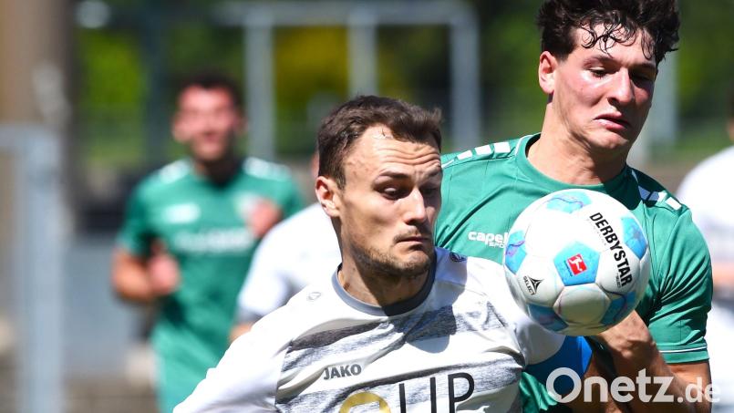 Zu wenig Zeit für Bayernliga-Fußball: Mauricio Göhlert (links) legt eine Pause ein und will dabei seine Energiereserven wieder auffüllen. Bild: G. Büttner