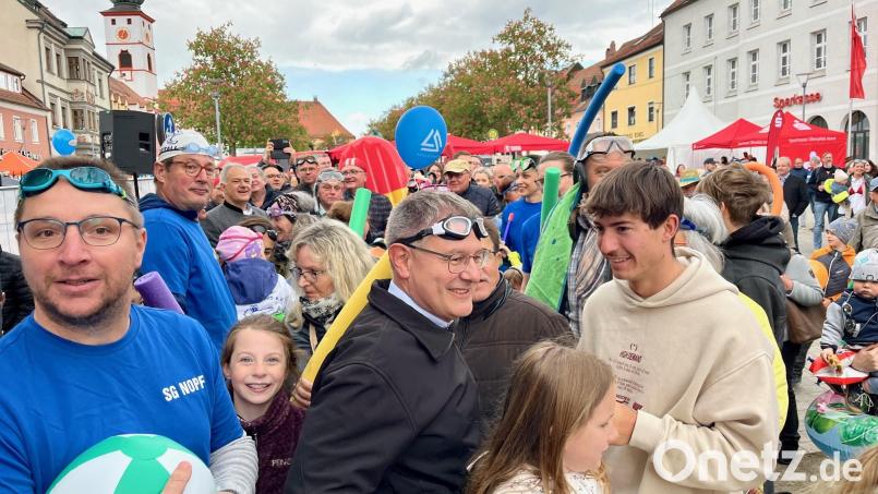 Bei der Wette bildete sich schnell eine Menschentraube. Bild: Gabi Schönberger