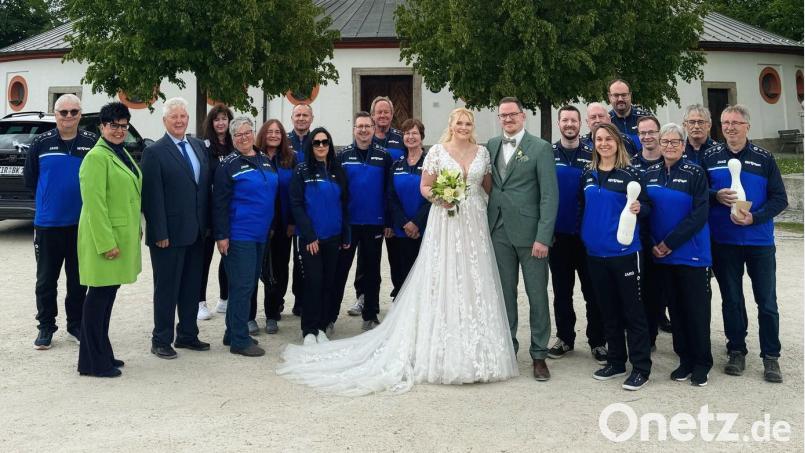 Andreas Koch und seine Ehefrau Sarah haben in der Dreifaltigkeitskirche Kappl geheiratet. Nach der Trauung freuten sie sich über die Glückwünsche des Kegelvereins SKC Bavaria Fortuna Waldsassen. Bild: Melanie Dellner/exb