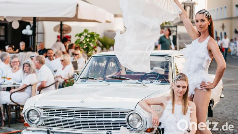 Ganz in Weiß: Stadtmarketing Weiden richtet am Freitag, 6. Juni, ein „Dîner en blanc&quot; aus und bietet den Besuchern ein vielfältiges Programm. Bild: Stadtmarketing Weiden