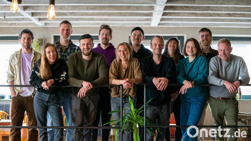 Die Verantwortlichen des Vereins &quot;Landfunk Kollektiv&quot; um Vorsitzenden Fabian Müller (Fünfter von rechts) freuen sich auf die Premiere des &quot;Seefunk&quot;-Open-Airs am Samstag. Bild: Landfunk Kollektiv/exb