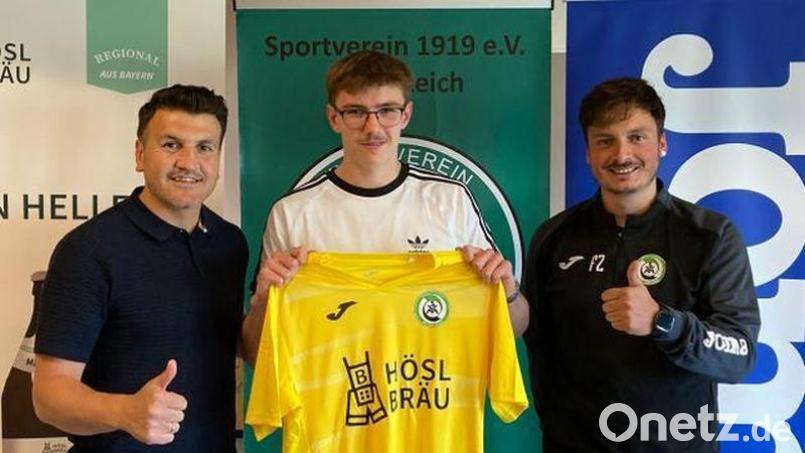 Nico Magdeburg (Mitte) wechselt von der SpVgg SV Weiden zum SV Mitterteich. Trainer Tamo Mohamed (links) und Sportlicher Leiter Tobias Eckert freuen sich über den Neuzugang. Bild: SV Mitterteich